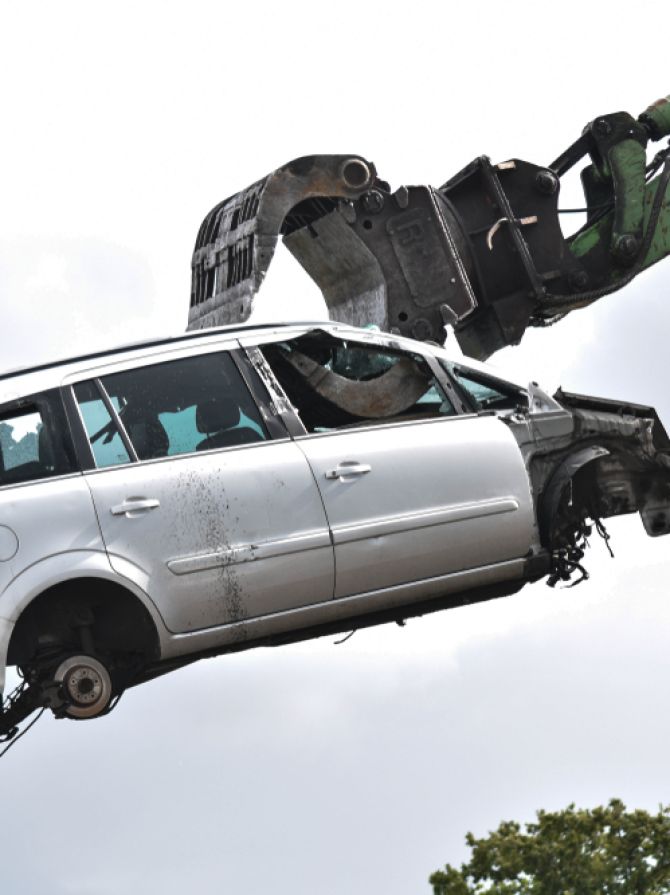 Car,In,A,Scrap,Yard,Being,Lifted,By,A,Mechanical