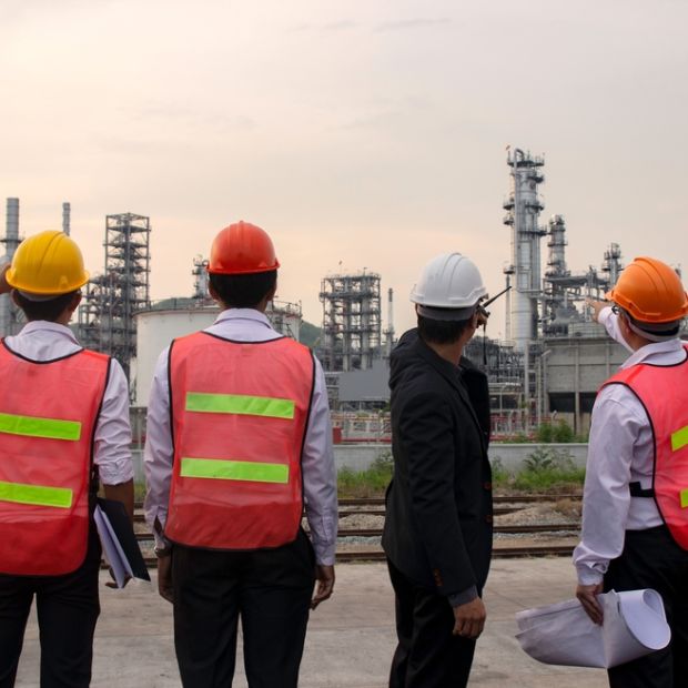 Oil,Gass,Industry,,team,Engineers,And,Technician,Discussing,A,Petrochemical