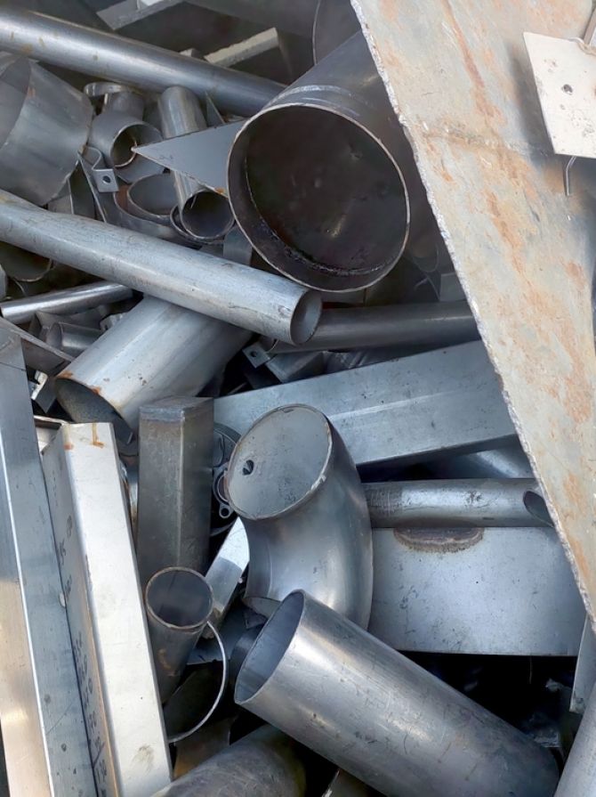 A,Large,Collection,Of,Stainless,Steel,Scrap,Pieces,Is,Piled